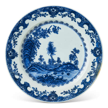 A CHINESE EXPORT PORCELAIN BLUE AND WHITE DINNER SERVICE - photo 2