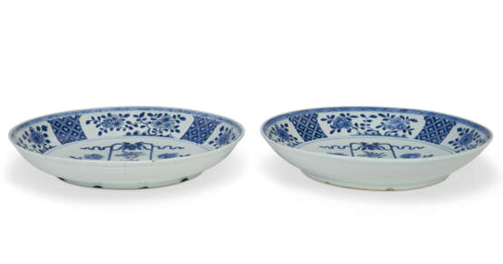 A LARGE PAIR OF CHINESE PORCELAIN BLUE AND WHITE SAUCER DISHES - photo 2
