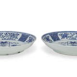A LARGE PAIR OF CHINESE PORCELAIN BLUE AND WHITE SAUCER DISHES - photo 2