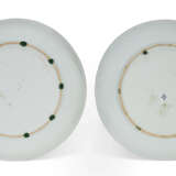A LARGE PAIR OF CHINESE PORCELAIN BLUE AND WHITE SAUCER DISHES - фото 3