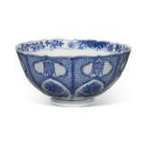 A CHINESE PORCELAIN BLUE AND WHITE 'LOTUS' BOWL - photo 1