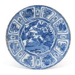 A LARGE CHINESE EXPORT PORCELAIN BLUE AND WHITE 'KRAAK' CHARGER