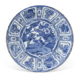 A LARGE CHINESE EXPORT PORCELAIN BLUE AND WHITE 'KRAAK' CHARGER - photo 1