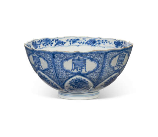 A CHINESE PORCELAIN BLUE AND WHITE 'LOTUS' BOWL - Foto 2