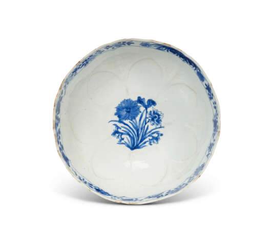 A CHINESE PORCELAIN BLUE AND WHITE 'LOTUS' BOWL - Foto 3