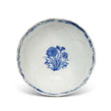 A CHINESE PORCELAIN BLUE AND WHITE 'LOTUS' BOWL - photo 3