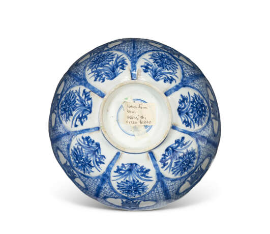 A CHINESE PORCELAIN BLUE AND WHITE 'LOTUS' BOWL - Foto 4