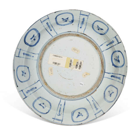 A LARGE CHINESE EXPORT PORCELAIN BLUE AND WHITE 'KRAAK' CHARGER - фото 3