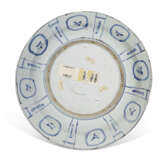 A LARGE CHINESE EXPORT PORCELAIN BLUE AND WHITE 'KRAAK' CHARGER - photo 3