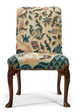 A PAIR OF GEORGE II WALNUT SIDE CHAIRS - Foto 3