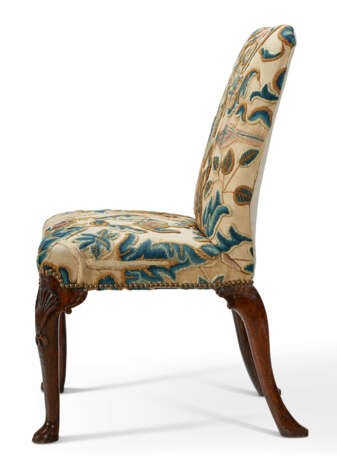 A PAIR OF GEORGE II WALNUT SIDE CHAIRS - photo 4