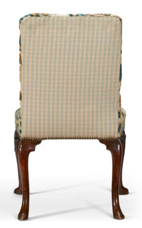 A PAIR OF GEORGE II WALNUT SIDE CHAIRS - Foto 5