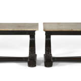 A PAIR OF ENGLISH EBONIZED MAHOGANY AND MARBLE CENTER TABLES - Foto 2