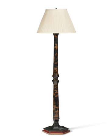 A FRENCH BLACK AND GILT TÔLE PEINTE STANDING LAMP - фото 1