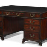 AN EARLY GEORGE III MAHOGANY PARTNER'S DESK - Foto 1