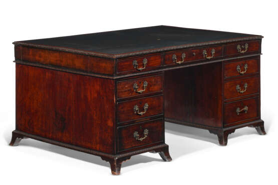 AN EARLY GEORGE III MAHOGANY PARTNER'S DESK - Foto 2