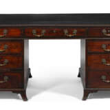 AN EARLY GEORGE III MAHOGANY PARTNER'S DESK - Foto 3