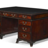 AN EARLY GEORGE III MAHOGANY PARTNER'S DESK - фото 4