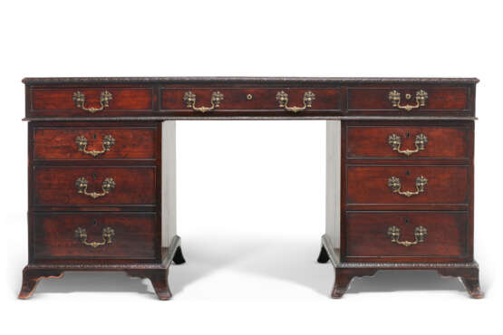 AN EARLY GEORGE III MAHOGANY PARTNER'S DESK - Foto 5