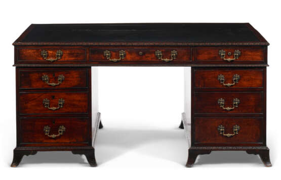 AN EARLY GEORGE III MAHOGANY PARTNER'S DESK - фото 8