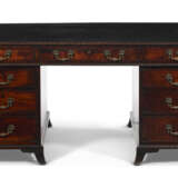 AN EARLY GEORGE III MAHOGANY PARTNER'S DESK - фото 8