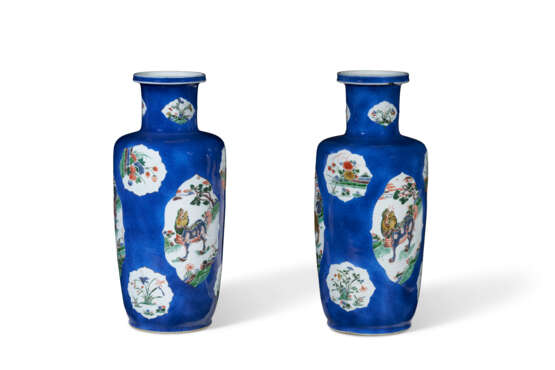 A PAIR OF CHINESE FAMILLE VERTE AND POWDER BLUE VASES - Foto 2