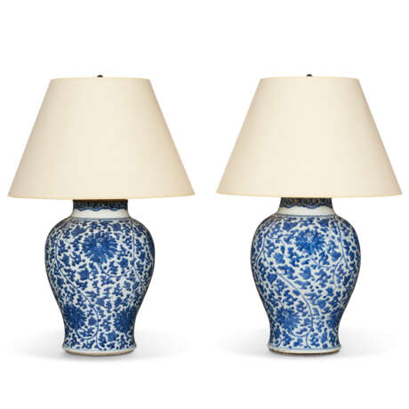 A PAIR OF CHINESE EXPORT PORCELAIN BLUE AND WHITE JARS, MOUNTED AS LAMPS - фото 2