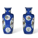 A PAIR OF CHINESE FAMILLE VERTE AND POWDER BLUE VASES - Foto 3