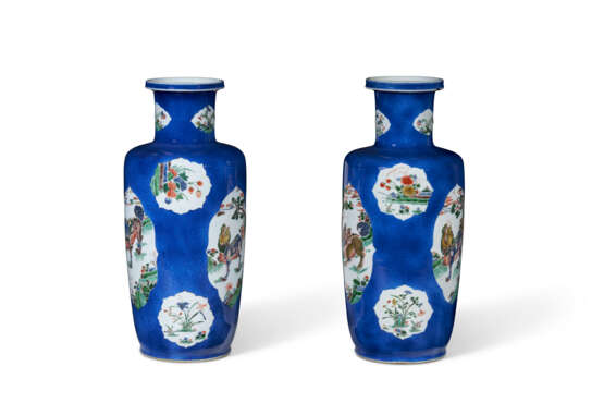 A PAIR OF CHINESE FAMILLE VERTE AND POWDER BLUE VASES - фото 3