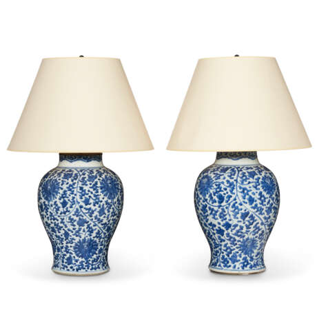 A PAIR OF CHINESE EXPORT PORCELAIN BLUE AND WHITE JARS, MOUNTED AS LAMPS - photo 3