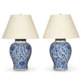 A PAIR OF CHINESE EXPORT PORCELAIN BLUE AND WHITE JARS, MOUNTED AS LAMPS - фото 3