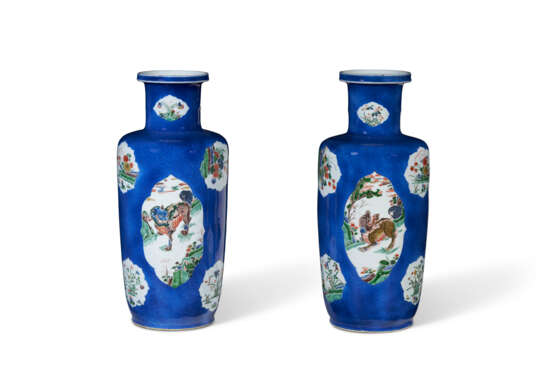 A PAIR OF CHINESE FAMILLE VERTE AND POWDER BLUE VASES - Foto 4