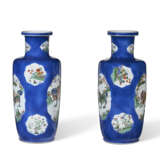 A PAIR OF CHINESE FAMILLE VERTE AND POWDER BLUE VASES - Foto 5