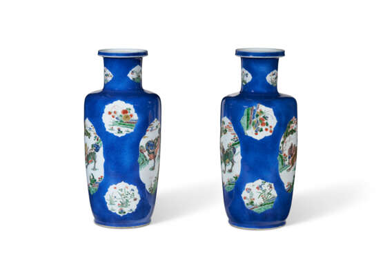 A PAIR OF CHINESE FAMILLE VERTE AND POWDER BLUE VASES - Foto 5