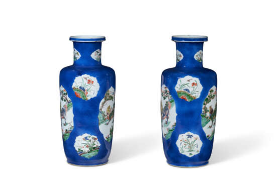 A PAIR OF CHINESE FAMILLE VERTE AND POWDER BLUE VASES - Foto 6