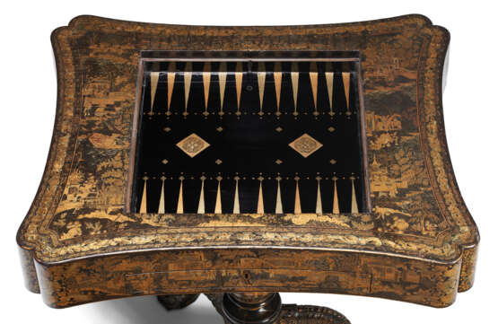 A CHINESE EXPORT BLACK-AND-GILT LACQUER GAMES TABLE - Foto 6