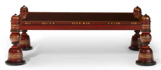 AN INDIAN STYLE RED AND POLYCHROME PAINTED COFFEE TABLE - фото 3