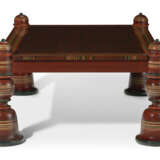AN INDIAN STYLE RED AND POLYCHROME PAINTED COFFEE TABLE - Foto 5