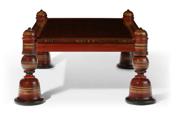 AN INDIAN STYLE RED AND POLYCHROME PAINTED COFFEE TABLE - Foto 6