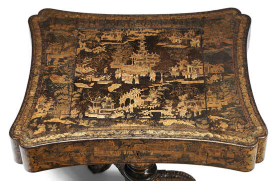 A CHINESE EXPORT BLACK-AND-GILT LACQUER GAMES TABLE - Foto 7