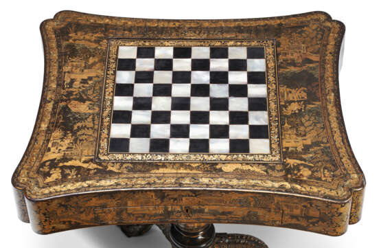 A CHINESE EXPORT BLACK-AND-GILT LACQUER GAMES TABLE - фото 8