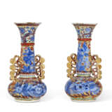 A PAIR OF CHINESE EXPORT PORCELAIN 'FAÇON DE VENISE' CLOBBERED VASES - photo 3