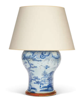 A DUTCH DELFT BLUE AND WHITE JAR, MOUNTED AS A LAMP - фото 4