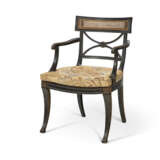 A PAIR OF REGENCY BLACK-PAINTED AND PARCEL-GILT ARMCHAIRS - Foto 2