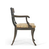 A PAIR OF REGENCY BLACK-PAINTED AND PARCEL-GILT ARMCHAIRS - Foto 5