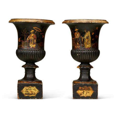A PAIR OF REGENCY BLACK AND GILT-JAPANNED FRUITWOOD URNS - Foto 4