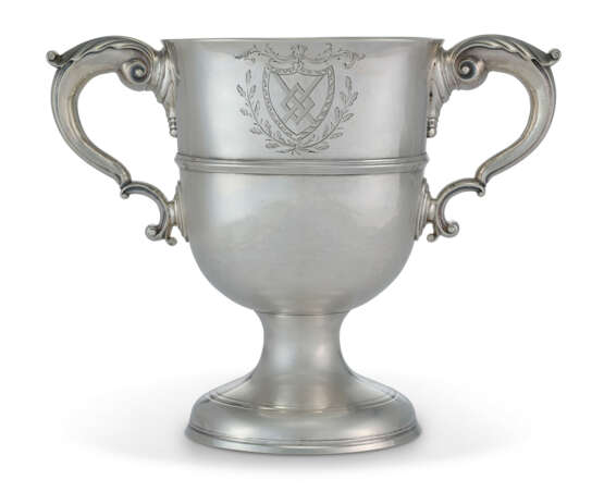 A GEORGE III IRISH SILVER TWO-HANDLED CUP - photo 1