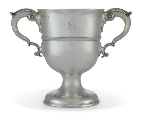 A GEORGE III IRISH SILVER TWO-HANDLED CUP - photo 2