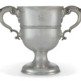 A GEORGE III IRISH SILVER TWO-HANDLED CUP - Foto 2