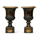 A PAIR OF REGENCY BLACK AND GILT-JAPANNED FRUITWOOD URNS - Foto 5